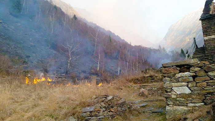 Brucia ancora la Vigezzo, a Dissimo si attende l'elicottero, presidio dei Vigili del fuoco a Gagnone
