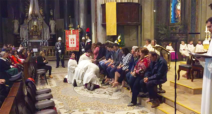 Domo: lavanda dei piedi e processione all'Ospedale: "Non si pensi solo ai risparmi di denaro". Foto e video
