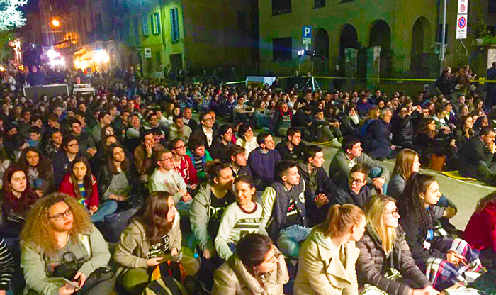 Domo invasa dai giovani della diocesi per la Veglia delle Palme. Video e foto