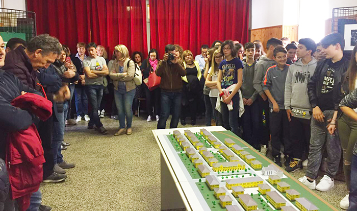 Inaugurata la mostra dedicata al Villaggio Sisma dagli alunni delle scuole Bagnolini. Video e foto