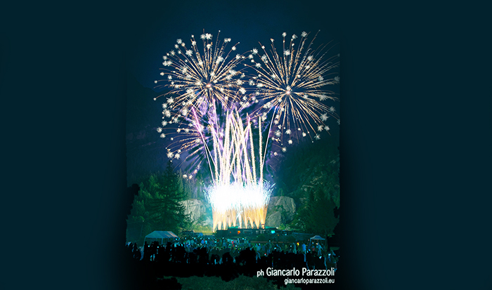 Pienone nelle valli dell'Ossola per il Capodanno, a San Domenico i fuochi d'artificio 