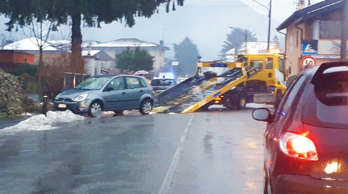 Nevica sull'Ossola, primi disagi sulle strade. Il picco alle ore 13