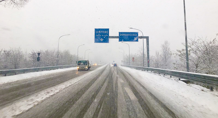 Nevica! Cadranno fiocchi sino al pomeriggio di lunedì. Chiuso al traffico pesante il Sempione