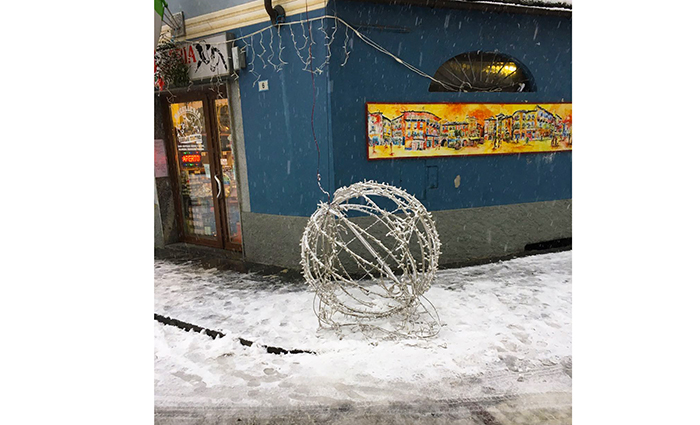 Una "palla di neve" delle luminarie cade in via Rosmini