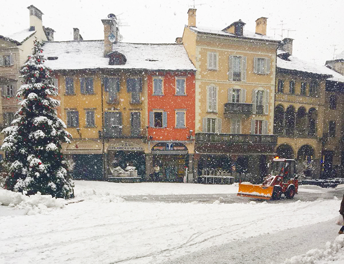 Neve: camion di traverso a Domo, rallentamenti sulla Vigezzo. Ora piove... Foto