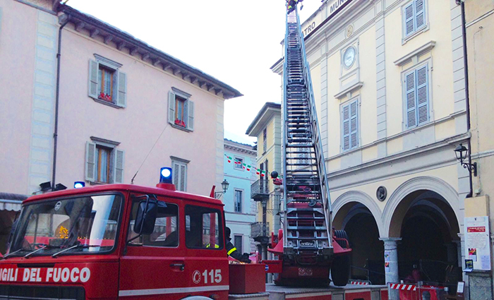 Neve sul tetto di teatro Galletti, intervento dei Vigili del fuoco per i Mercatini