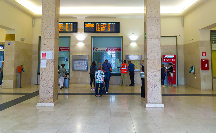 Telecamere di sicurezza in stazione e niente tagli alla polizia stradale domese