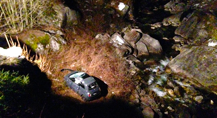 Auto esce di strada, 15 metri di salto e lo schianto a bordo del fiume. Illesi i tre giovani passeggeri. Foto 