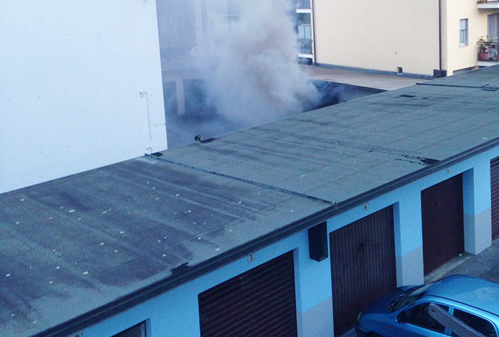 Auto prende fuoco in un garage. Arrivano i Vigili del Fuoco. Fotogallery