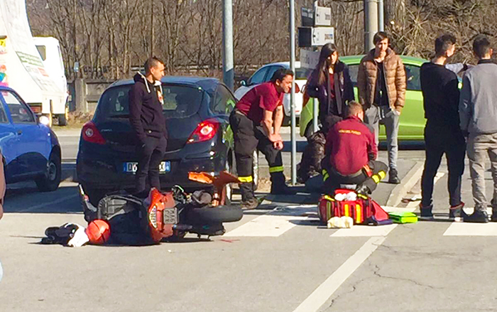Moto contro auto, centauro vola in terra. Illeso