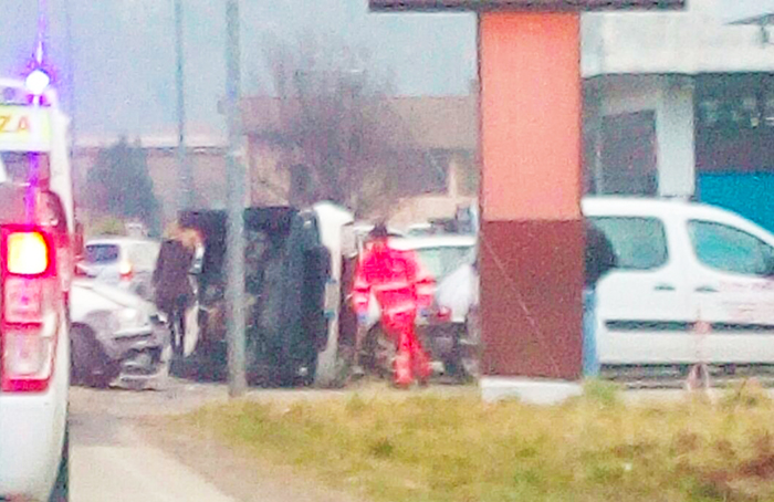  Incidente sulla provinciale a Piedimulera, auto su un fianco, anziana portata in ospedale