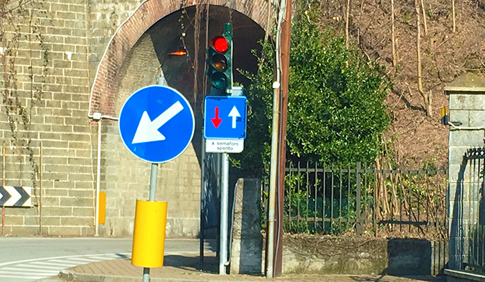 Caddo: attivato il semaforo al sottopasso della ferrovia