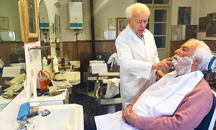 Ad 87 anni, e dopo una settantina di lavoro, riapre il barbiere e parrucchiere Tommy. Videointervista