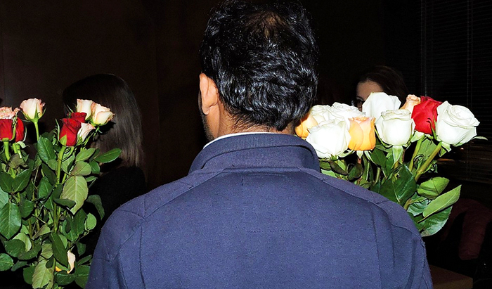  Spengono una sigaretta in faccia al venditore ambulante e gli rubano le rose. Denunciati