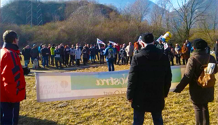 Tanta gente, e qualche amministratore, all' “Interconnector tour” contro la linea e la centrale di Terna