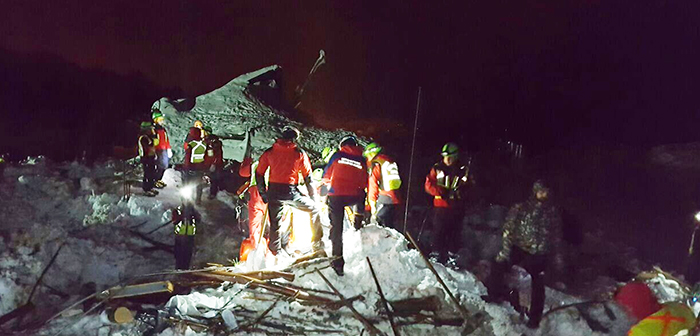 Concludono il loro turno i volontari del Vco all'Hotel Rigopiano: “ Scavare a mano nella neve è faticosissimo”. Foto