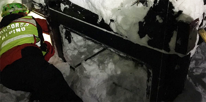 “Vivi anche i due bambini!” Sono sei le persone salvate dai soccorritori del Vco a Farindola