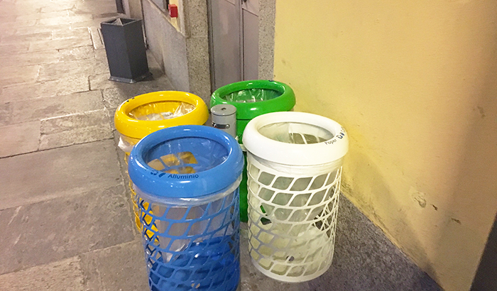 Nuovi cestini per la raccolta differenziata alla stazione domese