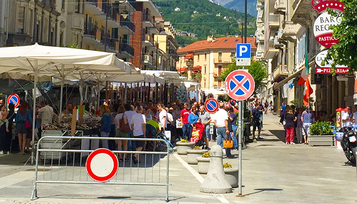 A Domo il "mercato di qualità" degli ambulanti di Forte dei Marmi. Foto