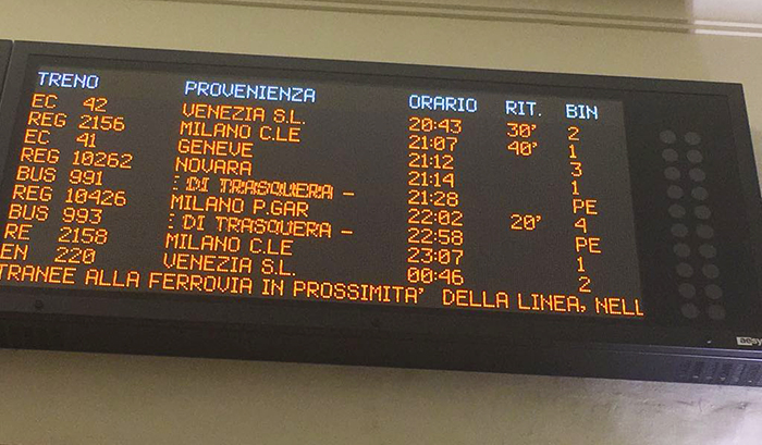 Donna sui binari, il treno si ferma in tempo. Ritardi di 40 minuti sulla Milano- Domo