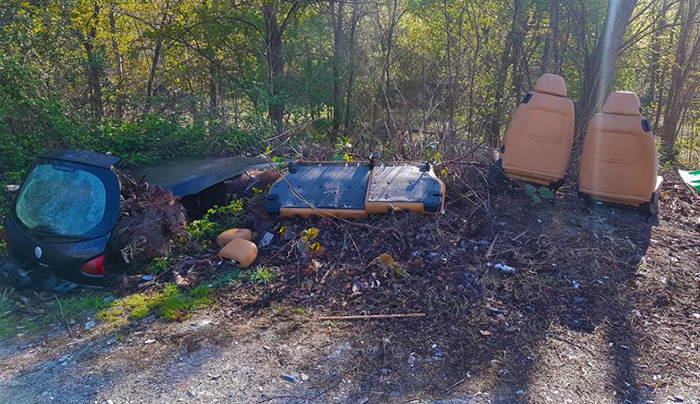 “Smaltiscono” l'auto smontandola e gettandola in un bosco. Scoperti e multati