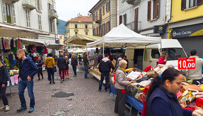 ll meteo tiene, in tanti alla Fiera di Domo. Foto