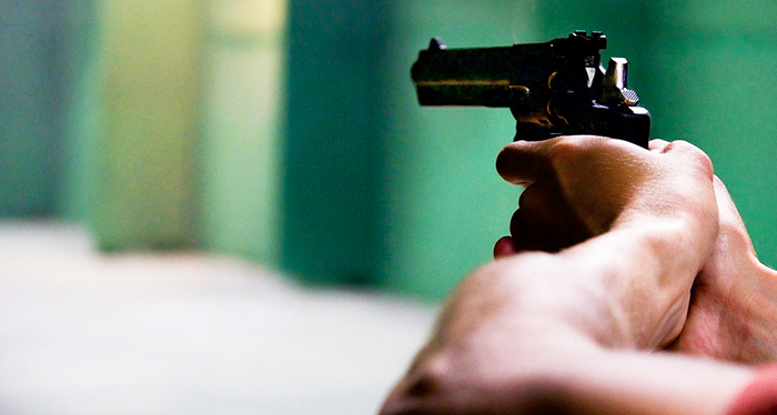 Appassionato d'armi spara da casa "per salutare" l'arma che avrebbe venduto. Sequestro e denuncia