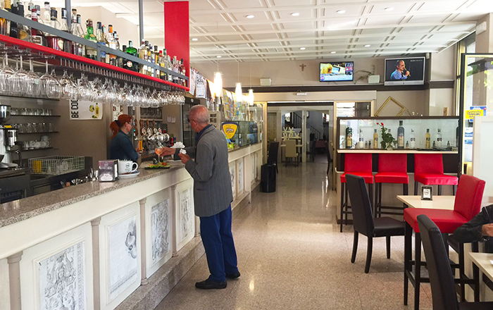 Un nuovo schermo con le notizie di vco24 al Bar Regina di Domo