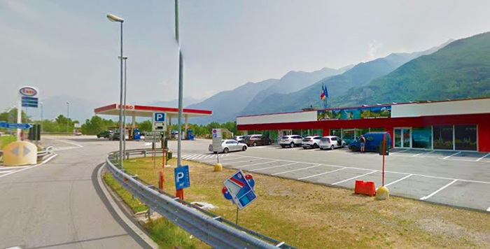 Furto all'autogrill di Villa, sfondano la porta, prendono la cambiasoldi e la caricano in auto