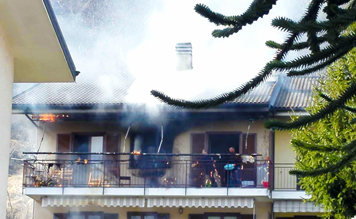 Fiamme sul balcone di una casa a Preglia, prendono fuoco vecchi giornali