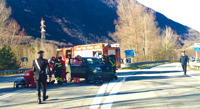 Brutto incidente in superstrada, conducente estratto dall'auto e portato al Dea. Foto