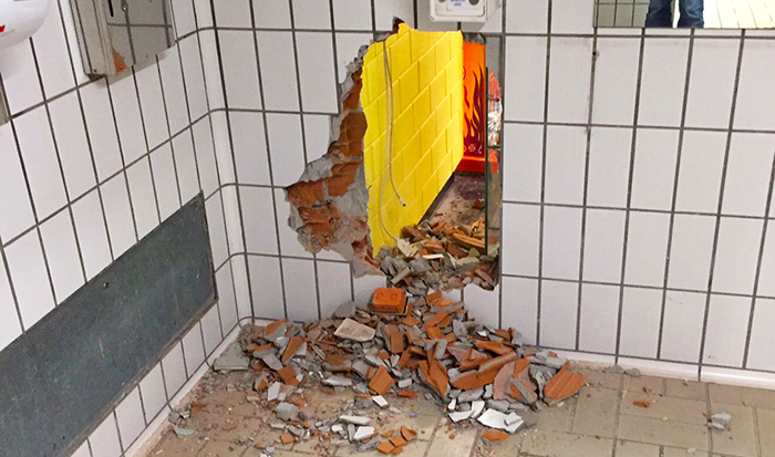 Ladri spaccano il muro delle piscine domesi a mazzate