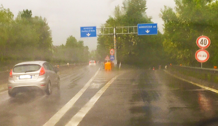 Piove, e sulla superstrada ossolana spuntano subito buche e pozze