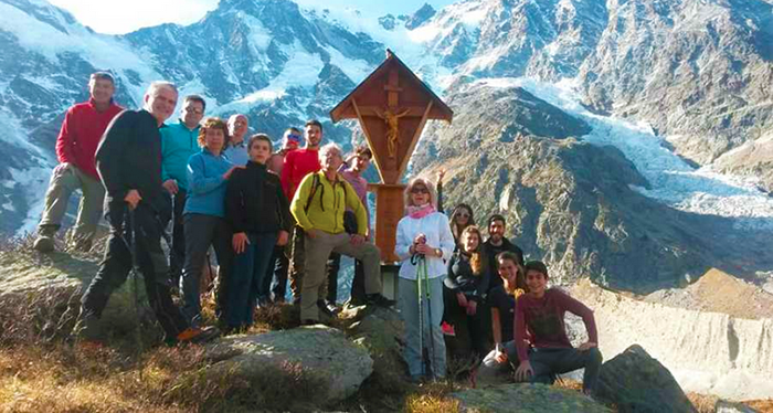 Posa dei lumini al ghiacciaio del Belvedere per ricordare i caduti della montagna