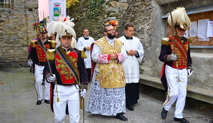 La Cattedrale tra i boschi di Calasca ha accolto il nuovo parroco don Cammelli. Fotogallery