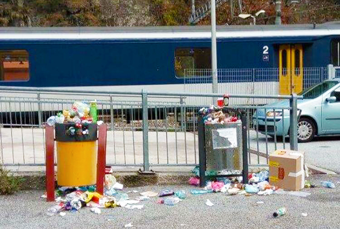  Stazione di Iselle: cestini stracolmi di rifiuti, bagni chiusi. Biglietto da visita per l'Italia