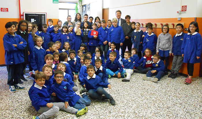 Un defibrillatore in dono da Salvatore Ranieri alla scuola primaria XXV Aprile di Villa
