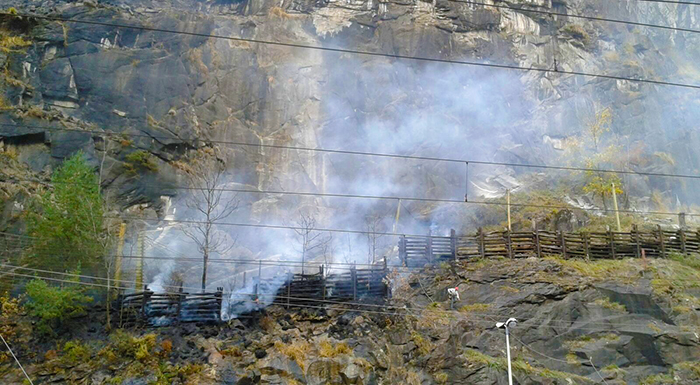 Grosso incendio dietro alla stazione di Iselle. Vigili del fuoco in azione 