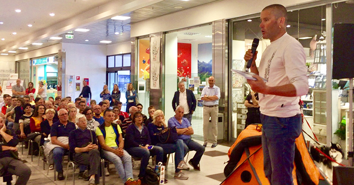 Lo scalatore di fama mondiale Marco Confortola all'Ossola Shopping Center. Video e foto