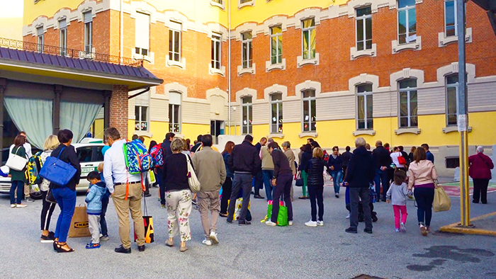 Primo giorno di scuola. I bambini delle Terezin in "trasferta" sino all'inaugurazione dell'asilo ristrutturato