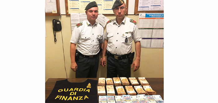 Fermato cittadino cinese che trasportava 130 mila euro in contanti. Sequestrati 60 mila euro