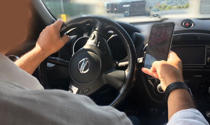 Uso del telefono in auto: multe in aumento, come le scuse..."era un messaggio vocale"