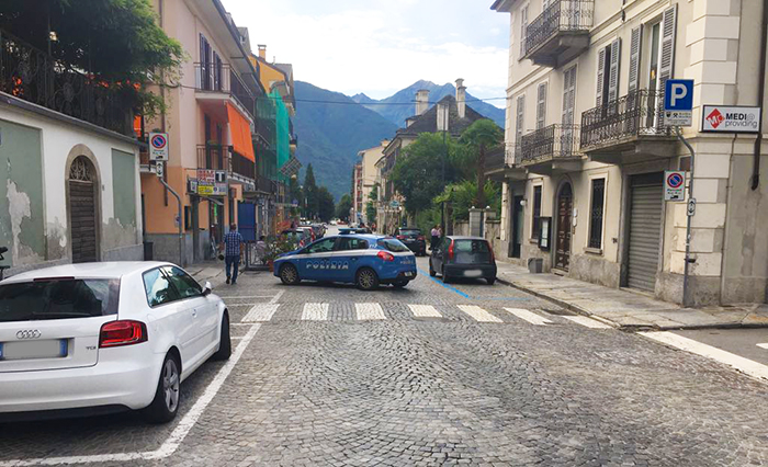 Apertura improvvisa della portiera di un'auto posteggiata, anziano ciclista cade in terra e sbatte il volto. Portato al Dea