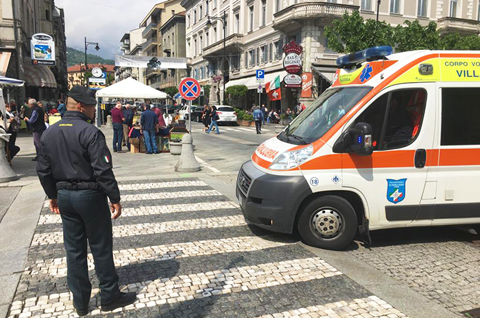 Accusa un malore sulle panchine davanti alla stazione. 62enne portato al Dea