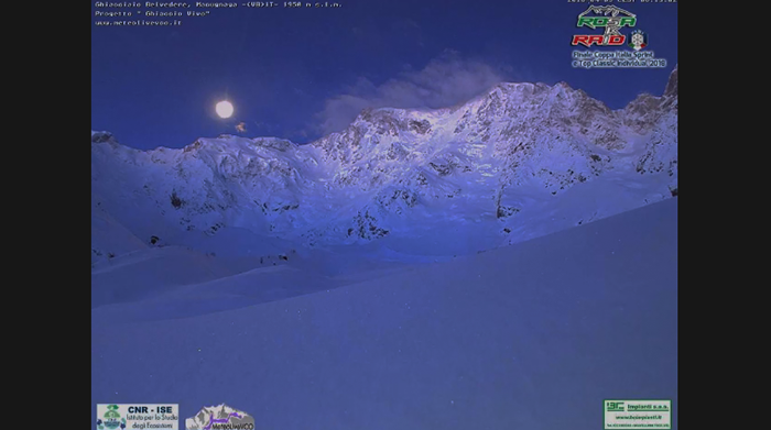 Fantastico video del passaggio della luna sul Monte Rosa. Video