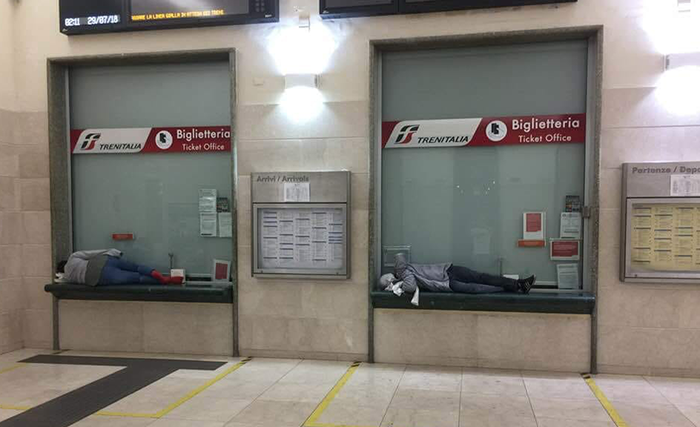 Respinti alla frontiera, costretti a bivaccare in stazione