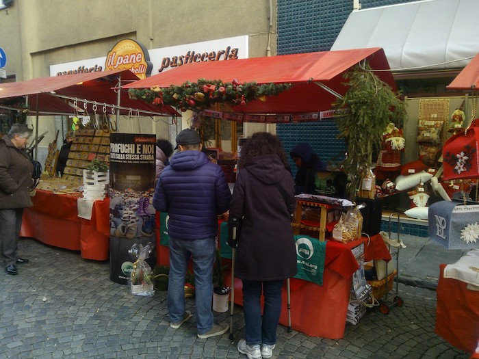 La “Tenda di Natale” AVSI torna ai mercatini natalizi di Domodossola  