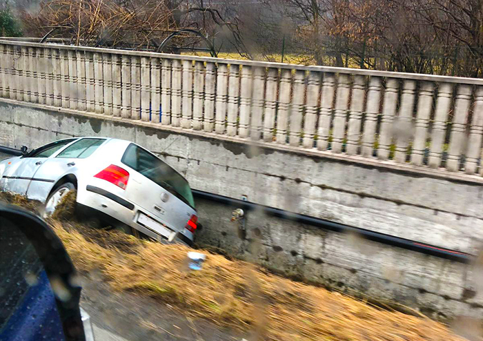 Auto fuori strada tra Villa e Pallanzeno