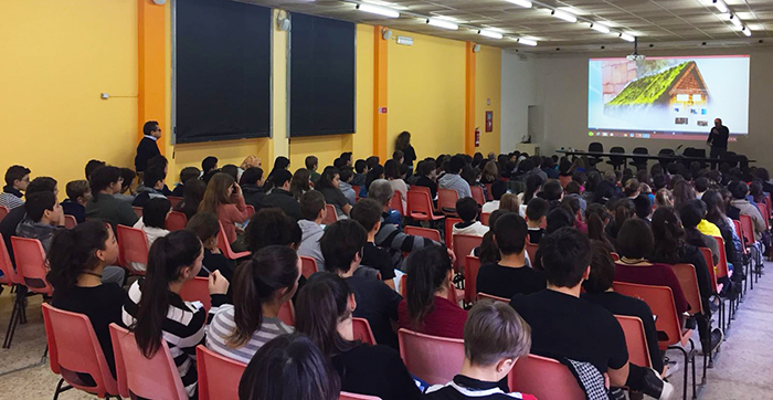 Il “lato oscuro” del web spiegato agli studenti della Bagnolini dalla polizia postale