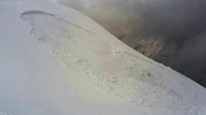Valanga dietro la Chiesa vecchia di Macugnaga, operai Enel si si salvano salendo sul traliccio: "Paura e terrore"